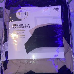 brand new Ultra soft Reversible Full/Queen comforter